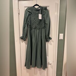 Polagram Elegant Lace Dress in Forest Green
